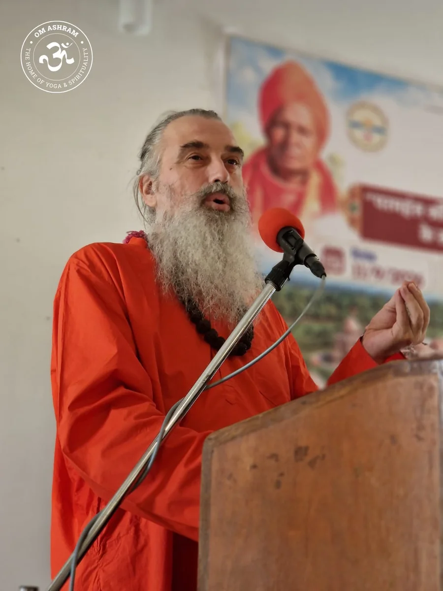 Mahamandaleshwar Shree Swami Gyaneshwar Puri Ji Maharaj presiding over the seminar session.